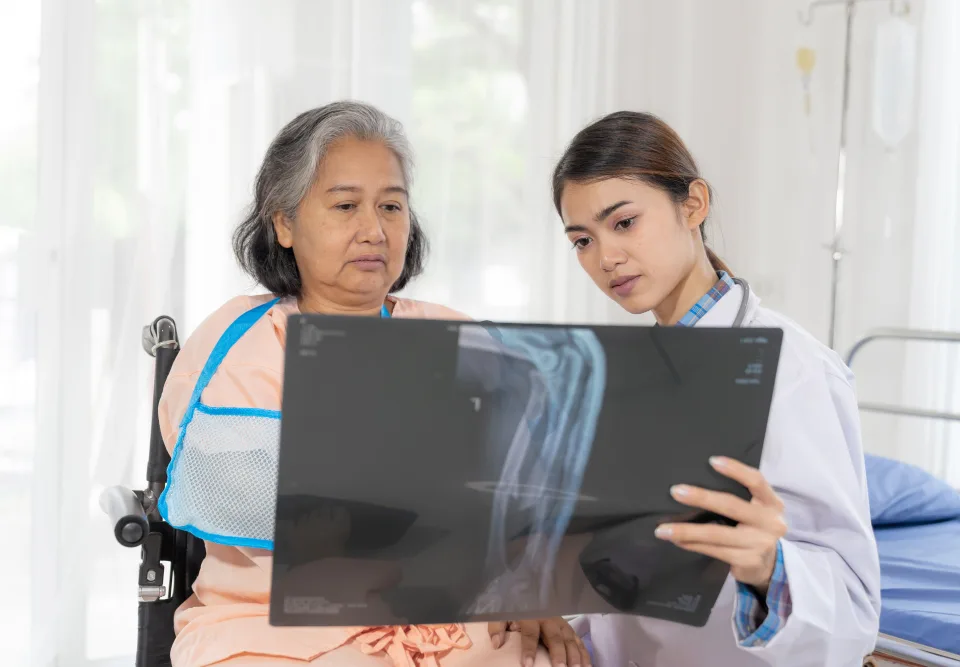 osteoporosis-treatment-and-examination-by-geriatric-doctor